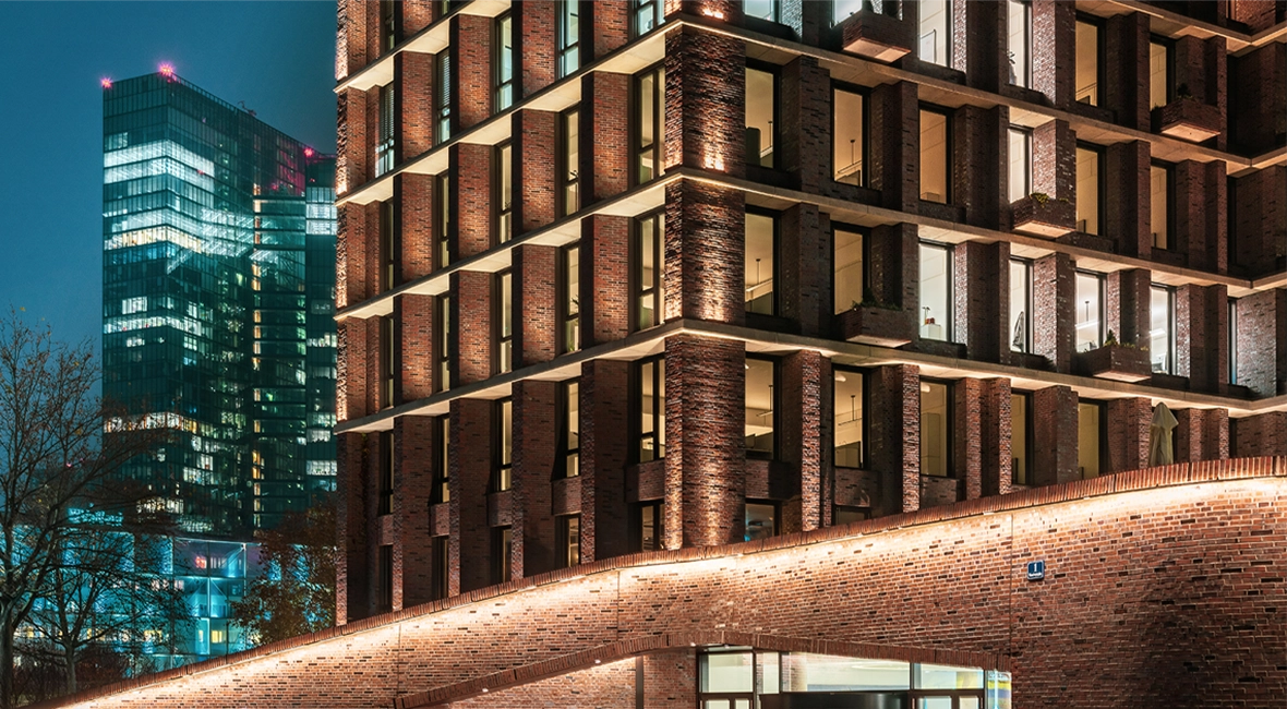 Hauptgebäude von wienerberger mit beleuchtetem Eingang in der Nacht (Foto)