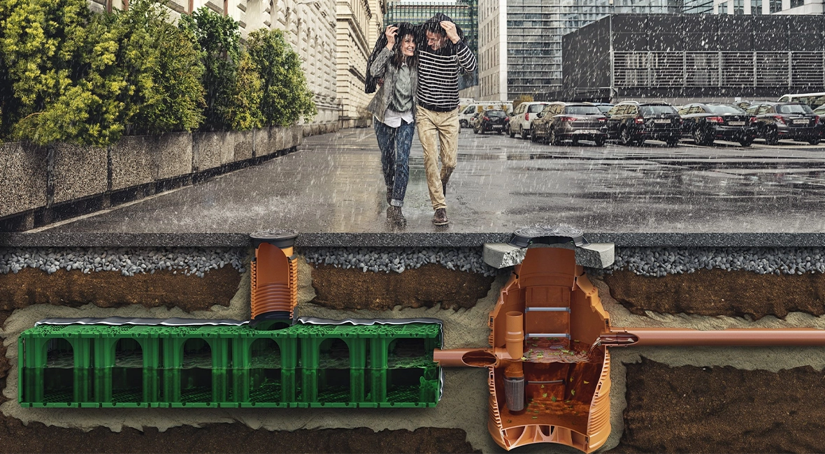 Animation: Paar läuft im Regen, Querschnitt zeigt Entwässerungssystem unter der Straße (Foto)