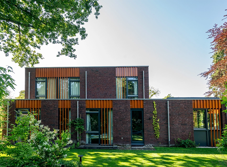 Haus mit Garten, dessen Wand aus dem Wienerberger ClickBrick-System gebaut wurde (Foto)
