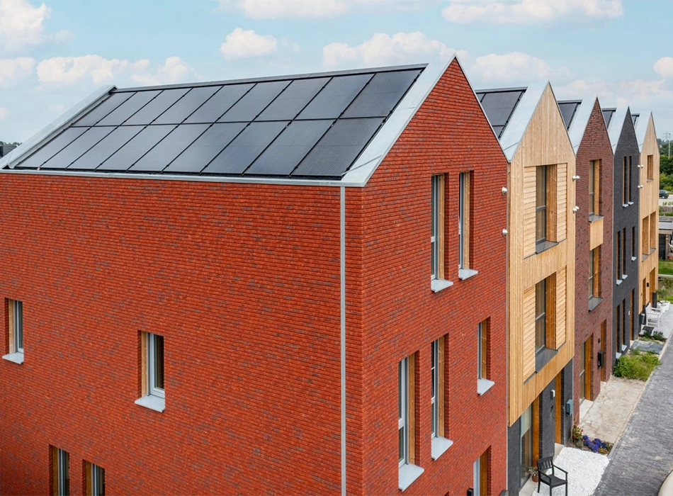 Gebäudekomplex mit Photovoltaikanlage auf dem Dach (Foto)
