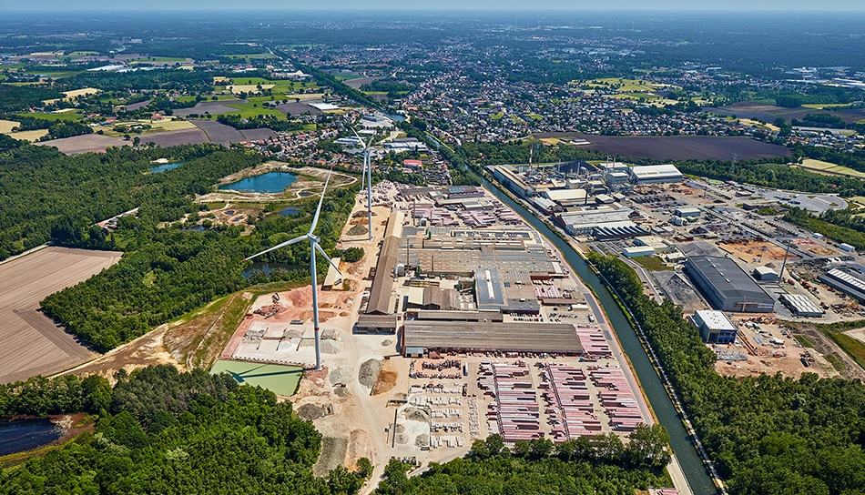 Luftaufnahme des wienerberger Ziegelwerks Beerse, Absheide, mit zwei Windrädern auf dem Gelände neben Kanal und Wäldchen (Foto)