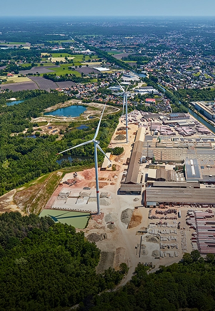 Luftaufnahme des wienerberger Ziegelwerks Beerse, Absheide, mit zwei Windrädern auf dem Gelände neben Kanal und Wäldchen (Foto)